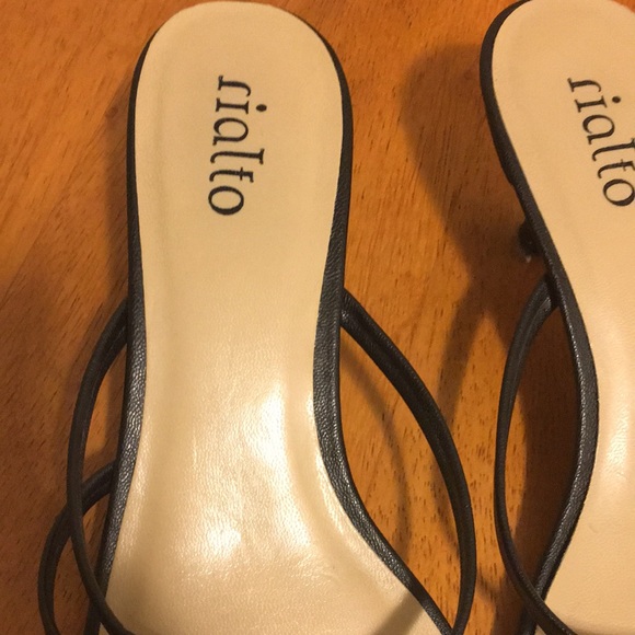 Cute Black Thong Sandal - Picture 4 of 8